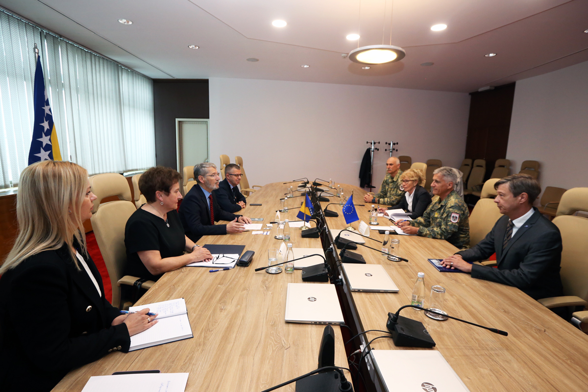Predsjedavajući i zamjenica predsjedavajućeg Zajedničke komisije za odbranu i sigurnost BiH Jasmin Imamović i Marina Pendeš razgovarali sa komandantom EUFOR-a u BiH 